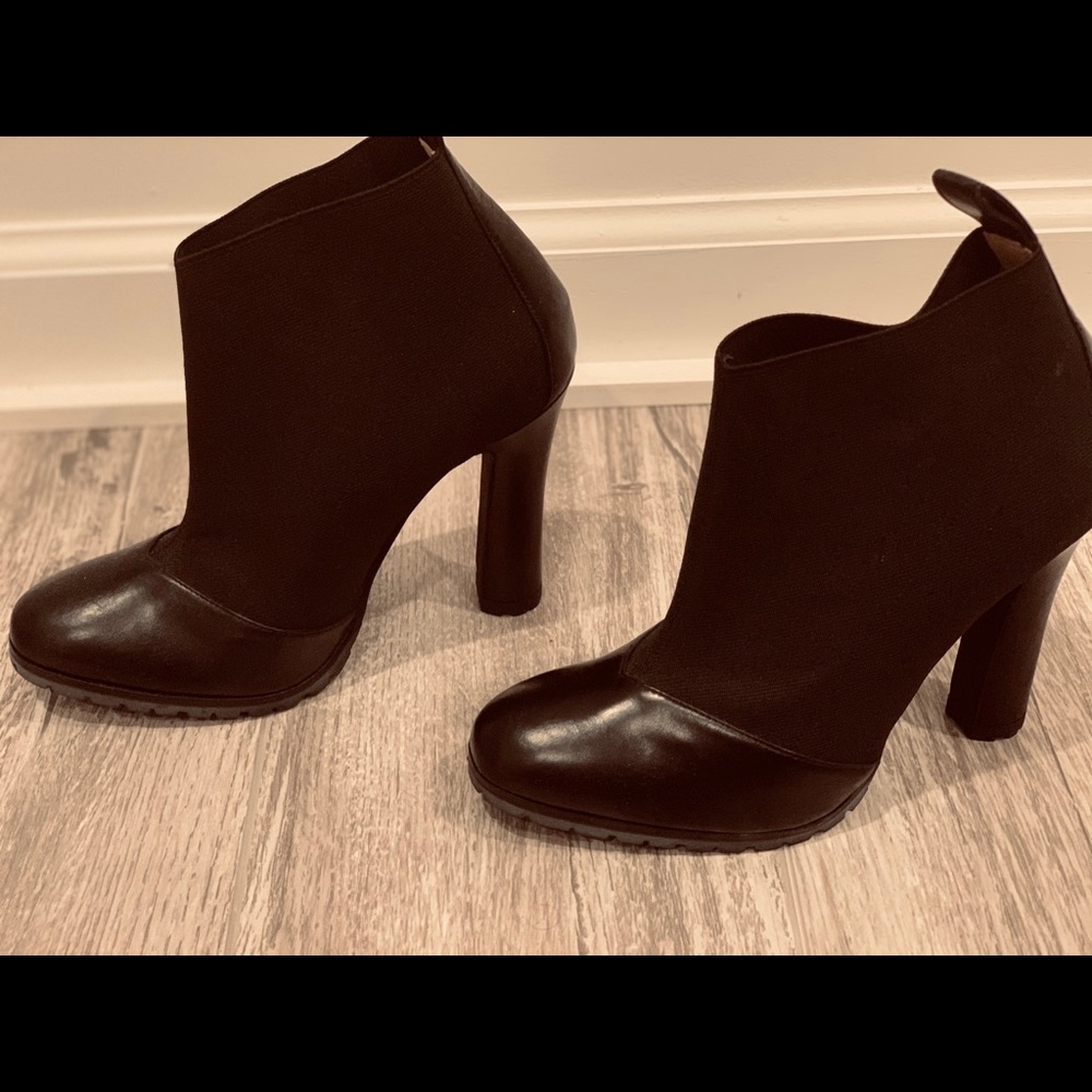 Ankle leather boots.